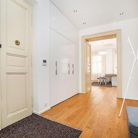 Stylish 2-bedroom With Balcony Πράγα
