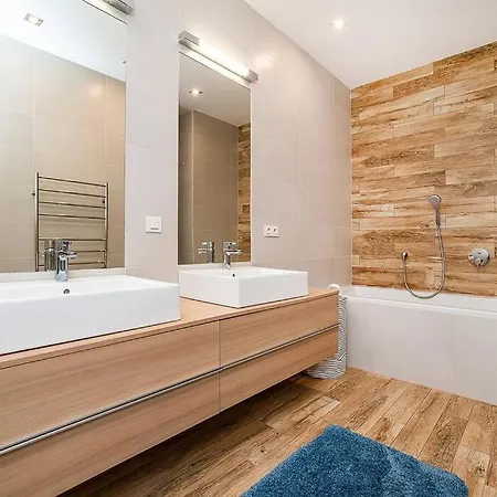 Stylish 2-bedroom With Balcony 프라하
