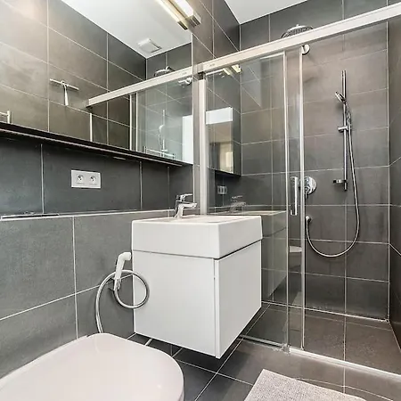 Stylish 2-bedroom With Balcony 아파트 프라하