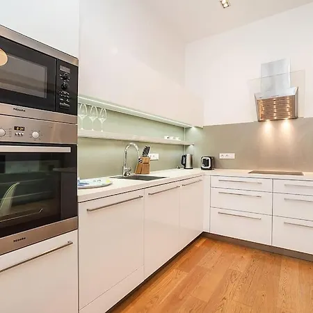 Stylish 2-bedroom With Balcony Διαμέρισμα Πράγα
