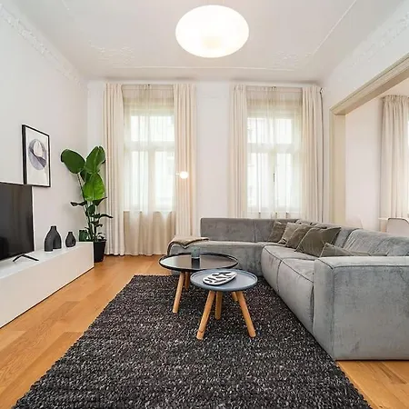 Stylish 2-bedroom With Balcony