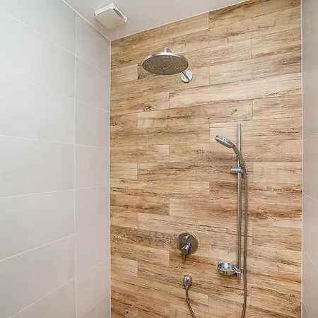 Stylish 2-bedroom With Balcony Πράγα