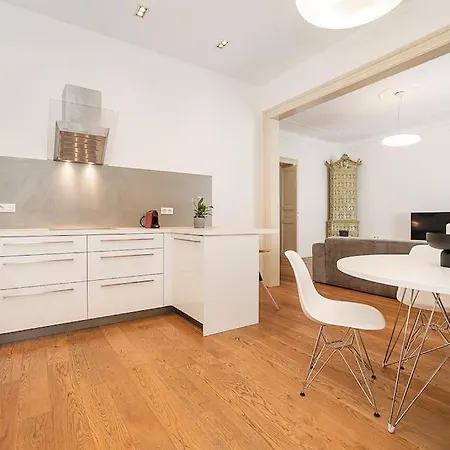 Stylish 2-bedroom With Balcony 아파트 프라하