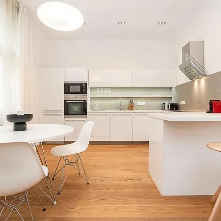 Stylish 2-bedroom With Balcony *