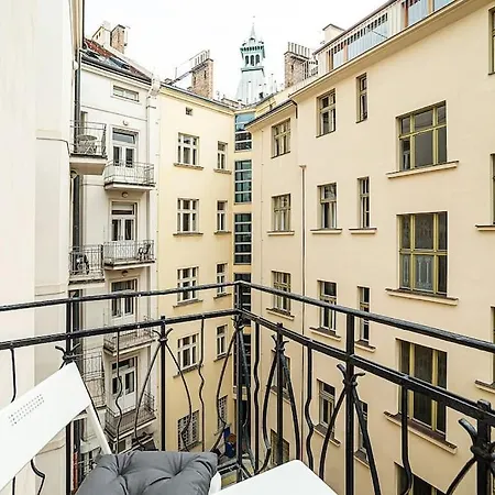 아파트 Stylish 2-bedroom With Balcony