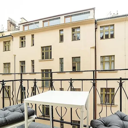 Stylish 2-bedroom With Balcony
