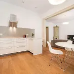 Stylish 2-bedroom With Balcony דירה פראג