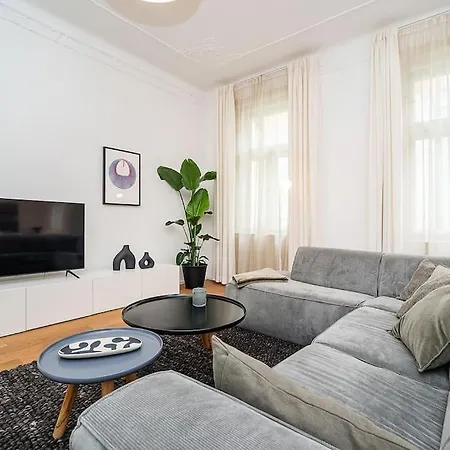 Apartmán Stylish 2-bedroom With Balcony