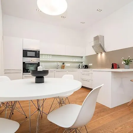Stylish 2-bedroom With Balcony Apartmán