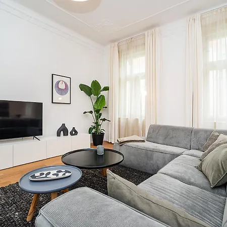 Apartman Stylish 2-bedroom With Balcony *