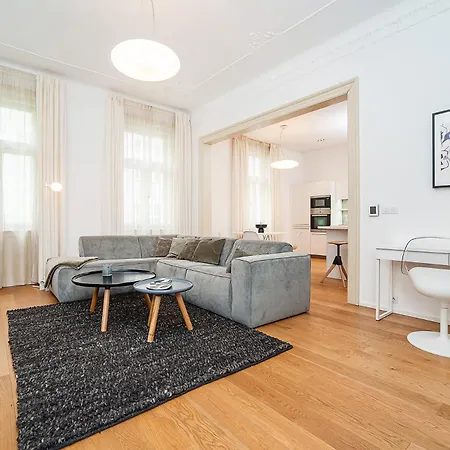 Stylish 2-bedroom With Balcony