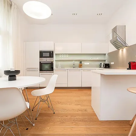 Apartman Stylish 2-bedroom With Balcony Prága