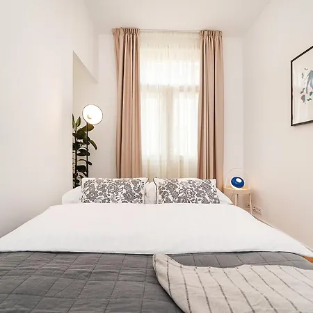 Stylish 2-bedroom With Balcony * Prága