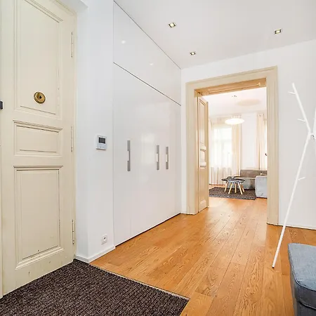 Stylish 2-bedroom With Balcony Apartman