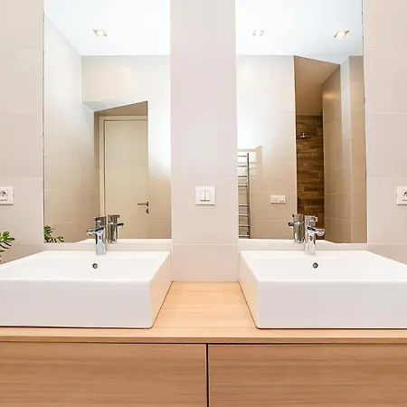 Stylish 2-bedroom With Balcony Apartman *