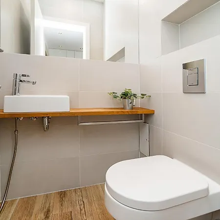 Stylish 2-bedroom With Balcony Apartman *