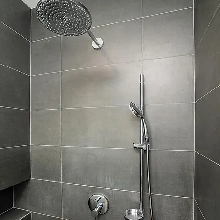 Apartman Stylish 2-bedroom With Balcony
