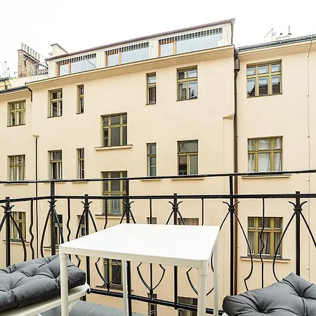 Stylish 2-bedroom With Balcony *