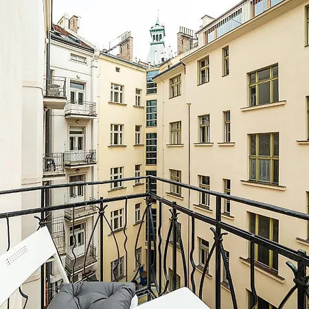 Stylish 2-bedroom With Balcony