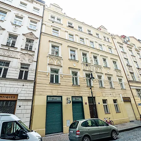 Stylish 2-bedroom With Balcony Apartman