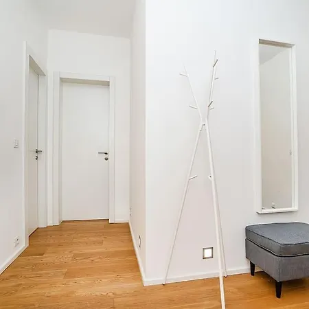 Stylish 2-bedroom With Balcony