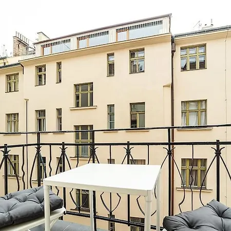 Stylish 2-bedroom With Balcony