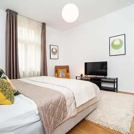 Stylish 2-bedroom With Balcony 아파트 프라하