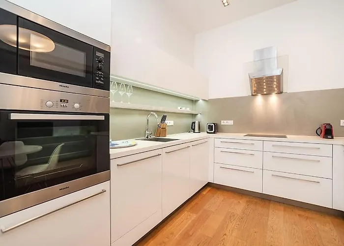 Stylish 2-bedroom With Balcony 아파트 프라하