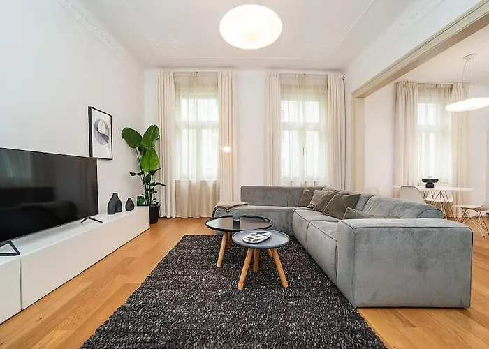 Stylish 2-bedroom With Balcony