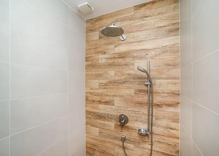Stylish 2-bedroom With Balcony 프라하
