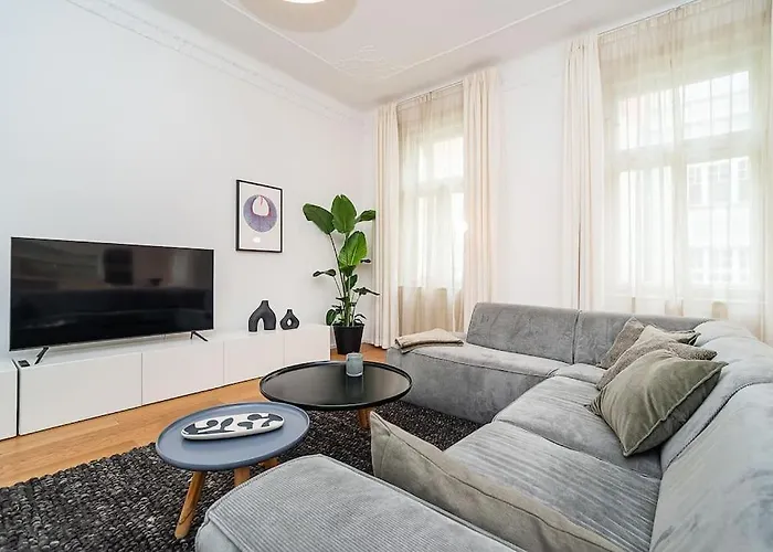 아파트 Stylish 2-bedroom With Balcony