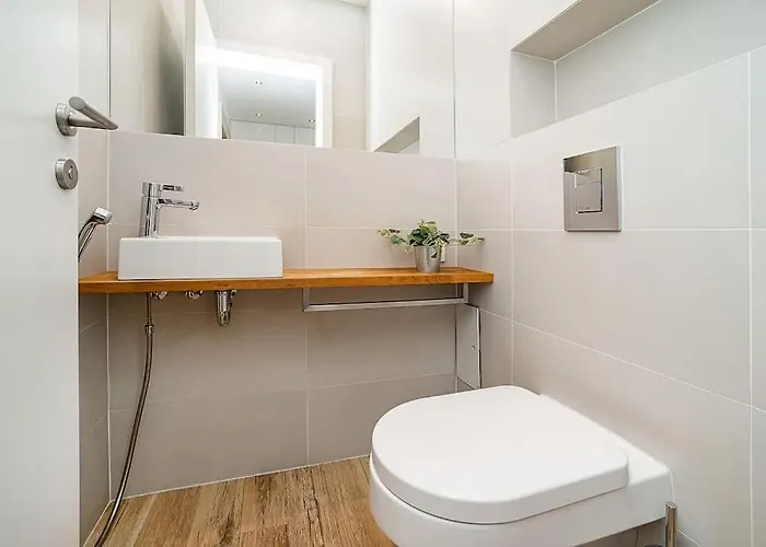 Stylish 2-bedroom With Balcony *