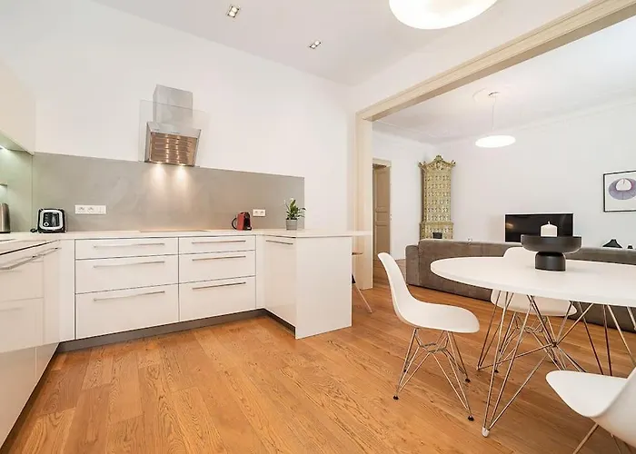 Stylish 2-bedroom With Balcony 아파트 프라하
