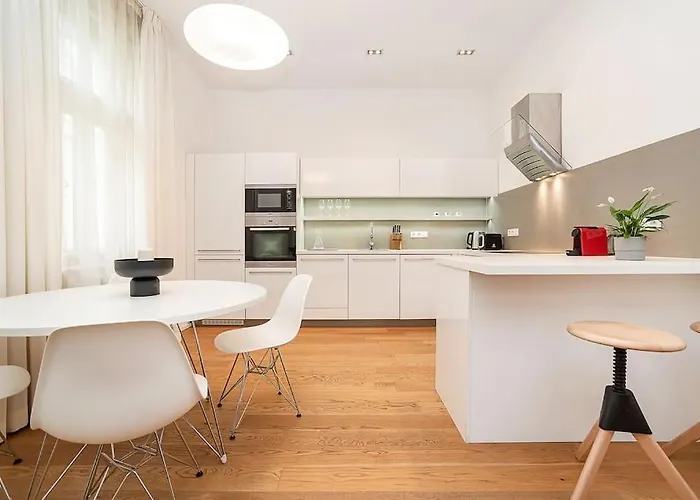 Stylish 2-bedroom With Balcony *