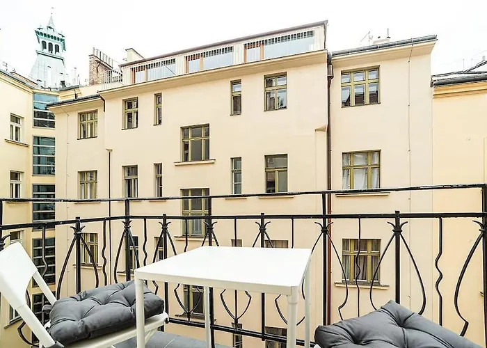Stylish 2-bedroom With Balcony