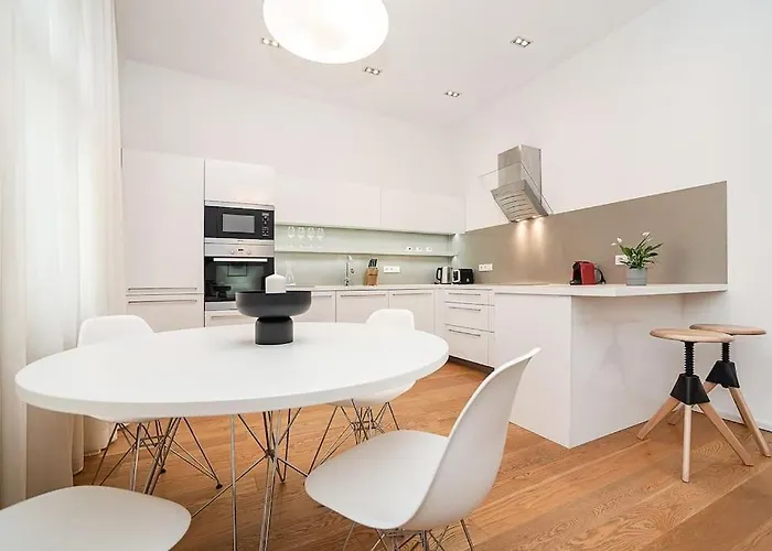 Stylish 2-bedroom With Balcony 아파트