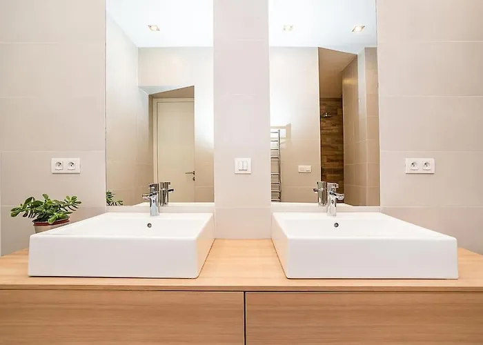 Stylish 2-bedroom With Balcony