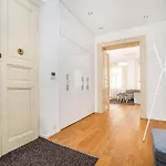 Stylish 2-bedroom With Balcony Prag