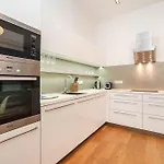 Stylish 2-bedroom With Balcony Lejlighed Prag