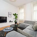 Lejlighed Stylish 2-bedroom With Balcony