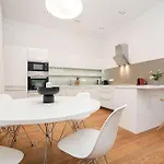 Stylish 2-bedroom With Balcony Lejlighed