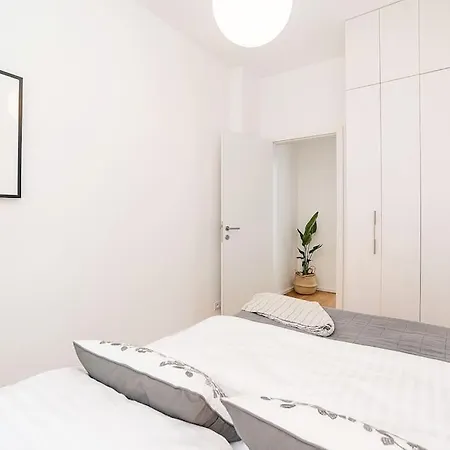 Stylish 2-bedroom With Balcony Apartment Prague