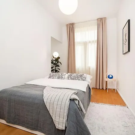 Apartment Stylish 2-bedroom With Balcony Prague