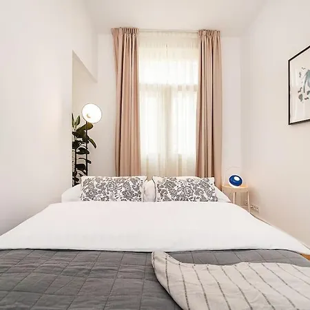 Apartment Stylish 2-bedroom With Balcony *